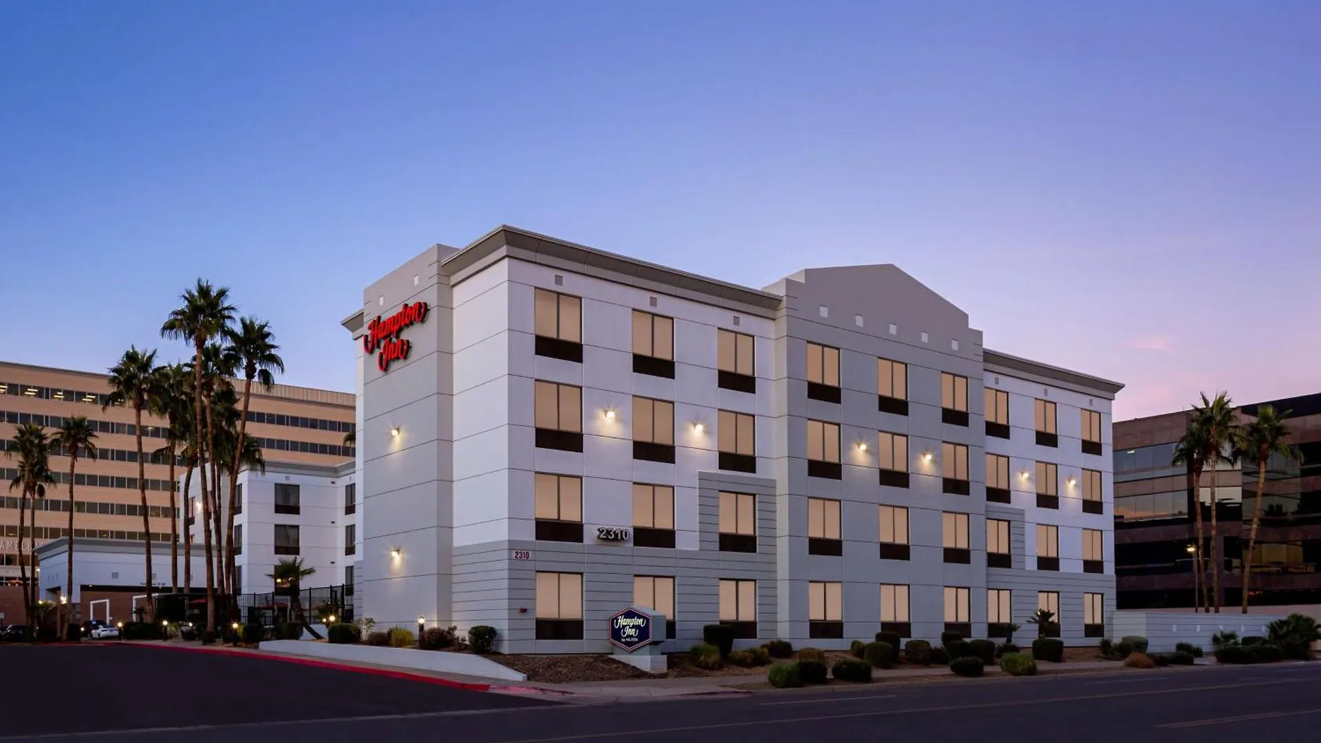 Hampton Inn Phoenix - Biltmore contacts