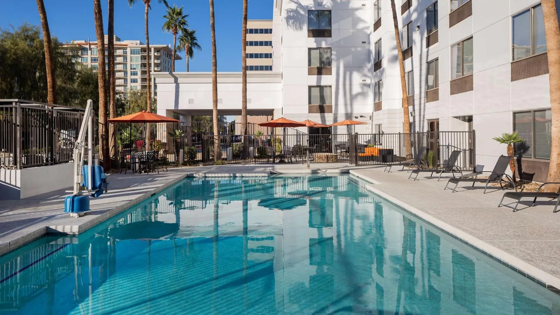 Hampton Inn Phoenix - Biltmore 3*,